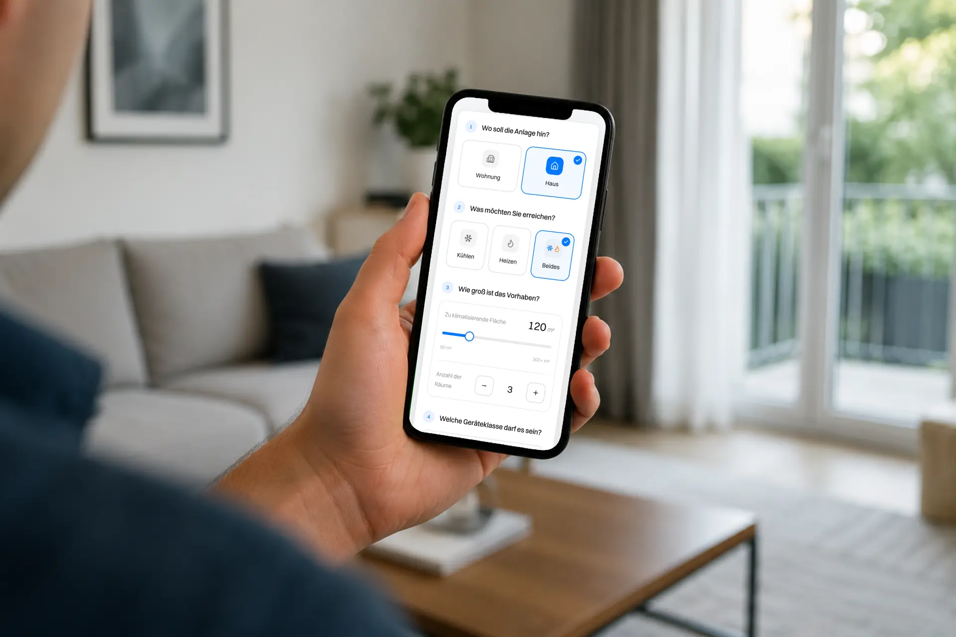 Smartphone mit dem Klimona Online-Anfrageformular auf dem Bildschirm